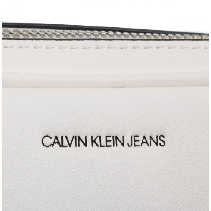 Torebka Calvin Klein Trapezoid Shadow Camera Bag Bright White