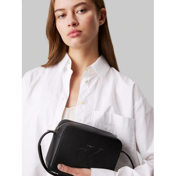 Torebka Listonoszka Calvin Klein Sculpted Camera Bag Deboss Black K60K612726 BEH – zdjęcie 2