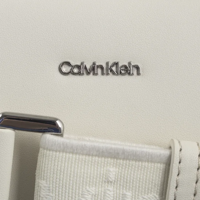 Torebka Listonoszka Calvin Klein CK Must Small Camera Bag Chalk K60K613145 67U – zdjęcie 5
